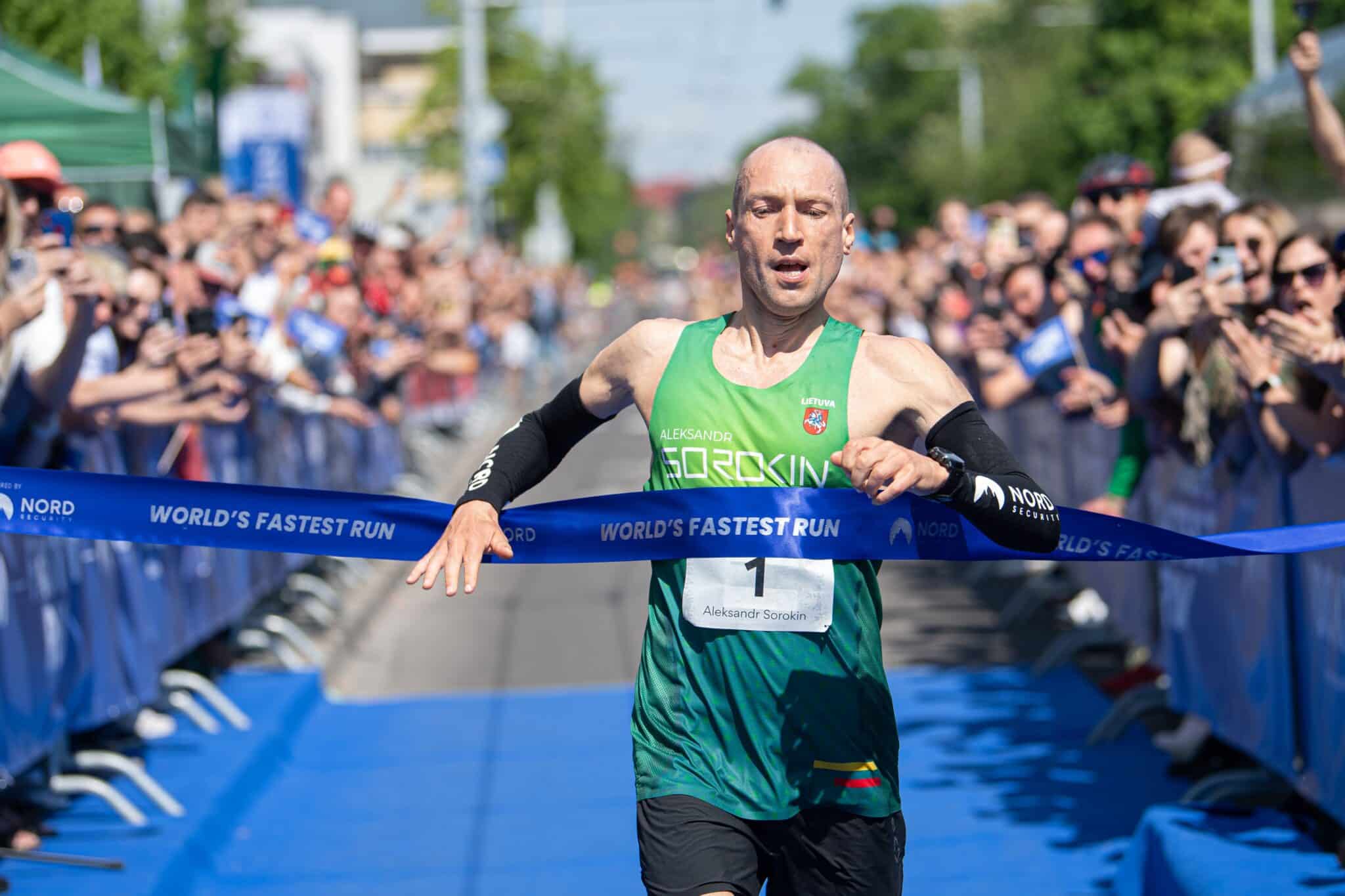 Riem met nummerhouder voor hardloopwedstrijden van korte afstand tot marathon