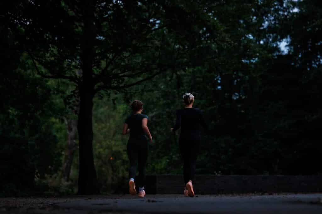 Hardlopende vrouwen in het vondelpark